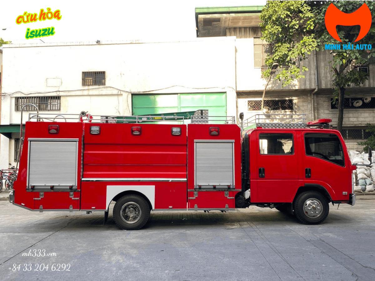 Xe chữa cháy isuzu 2.6 khối đang thực hành phun nước dập lửa tại hiện trường.