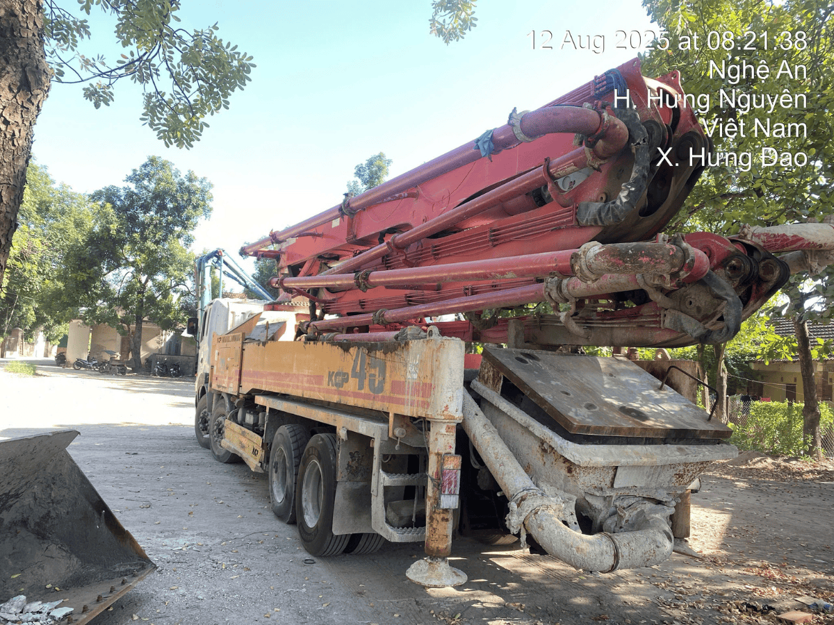 Xe cơ sở Hyundai 8x4 mạnh mẽ của xe bơm bê tông 45m KCP đời 2017.