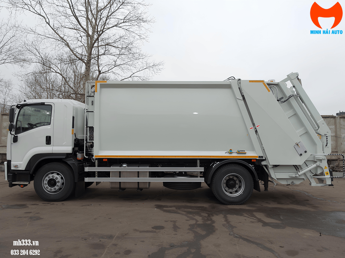 Xe cuốn ép rác 16 khối đang làm việc tại một khu đô thị sầm uất.