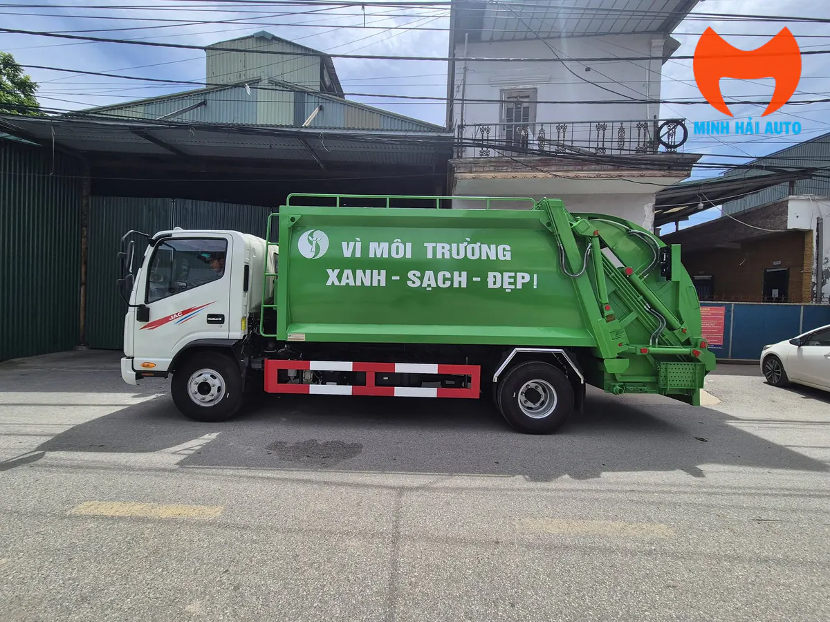 Toàn thân xe cuốn ép rác JAC nhìn từ bên hông