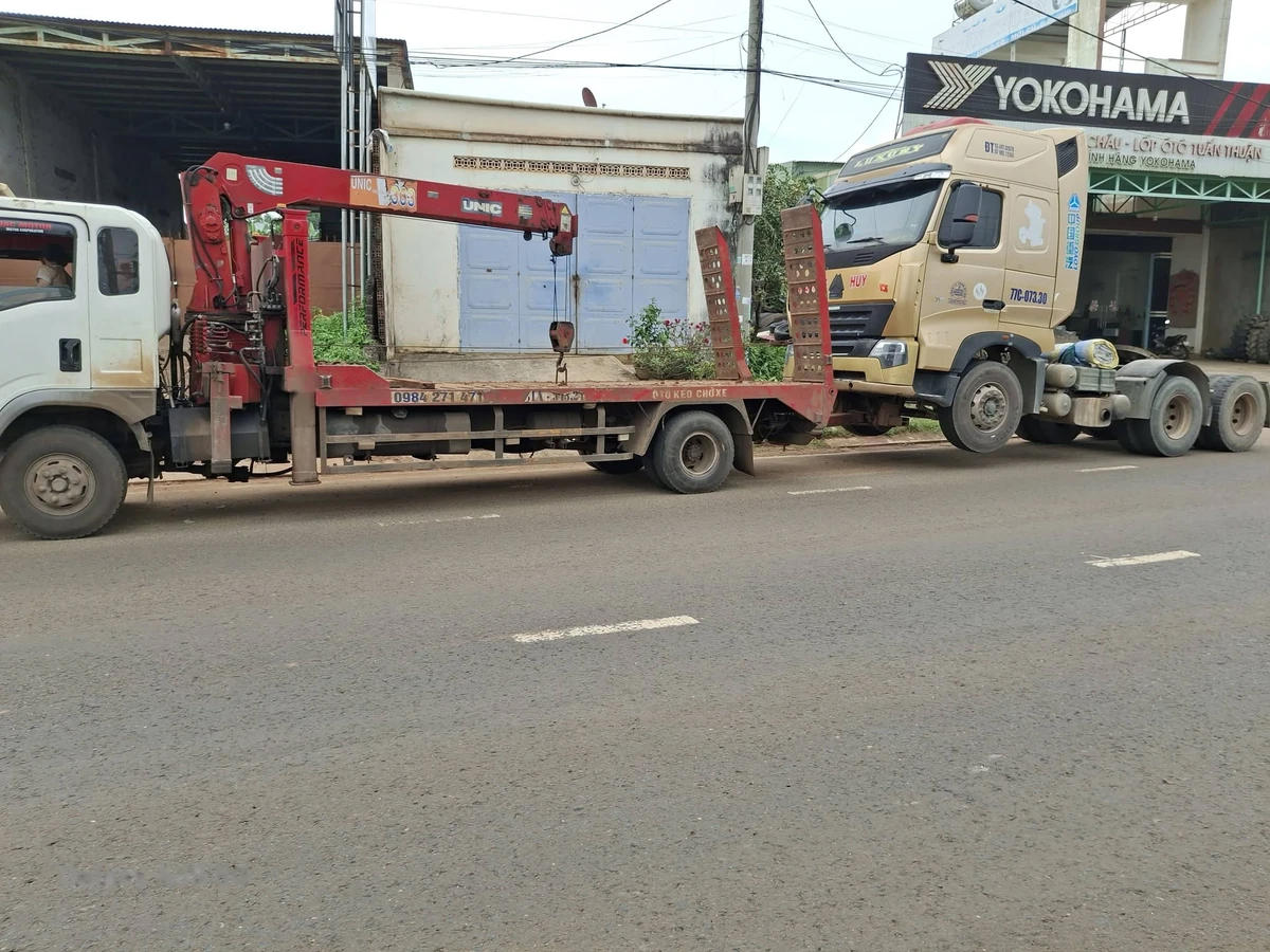 Xe cứu hộ đa năng sử dụng càng kéo thủy lực nâng đầu xe đầu kéo Howo