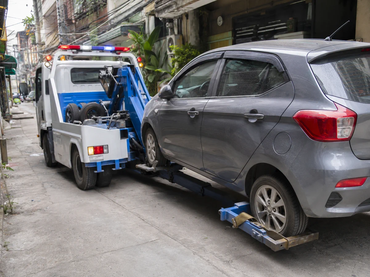 Xe cứu hộ càng kéo làm việc trong ngõ hẹp