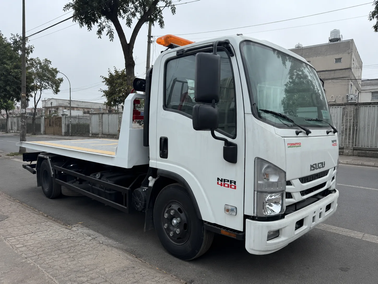 Xe cứu hộ giao thông Isuzu trang bị sàn trượt nhìn từ góc trước