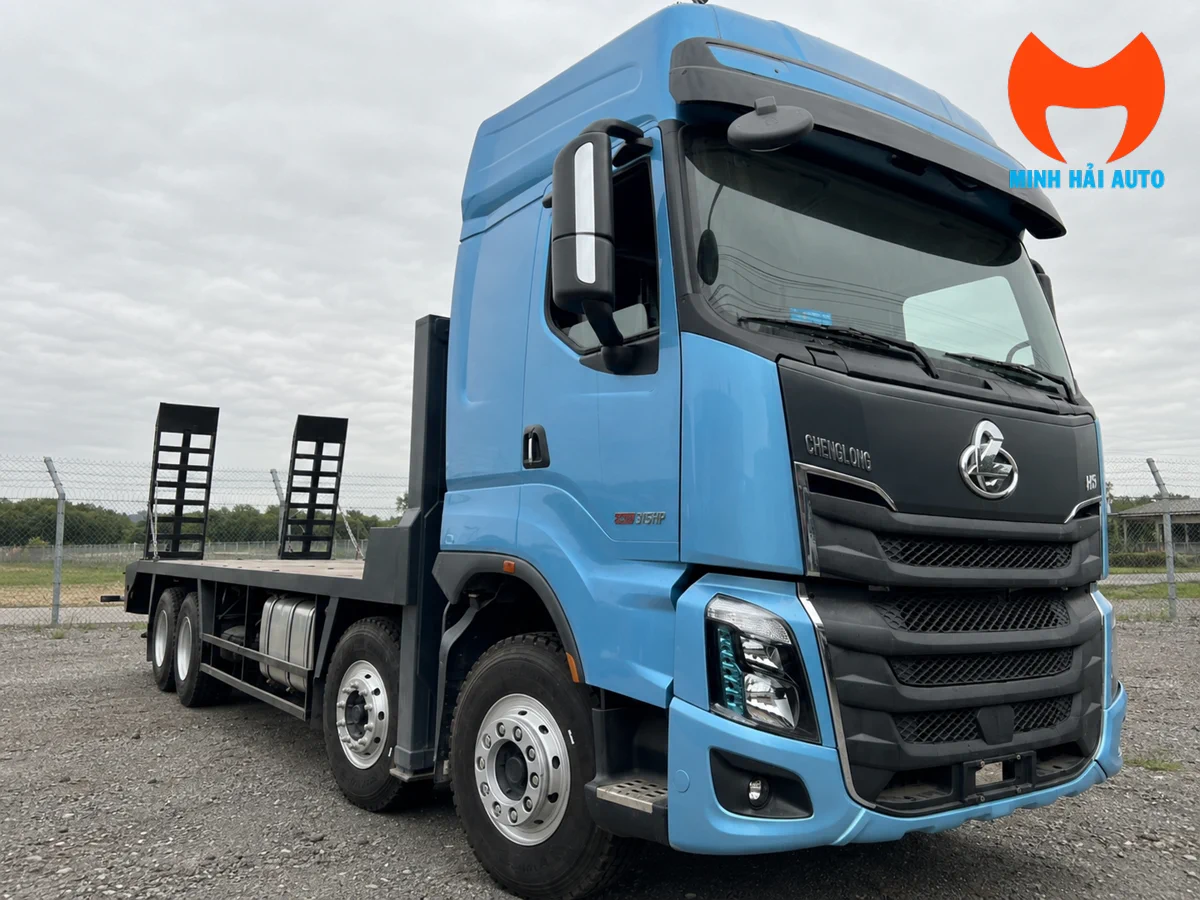 Xe Chenglong H7 bố trí sàn chở xe và cầu dẫn phía sau