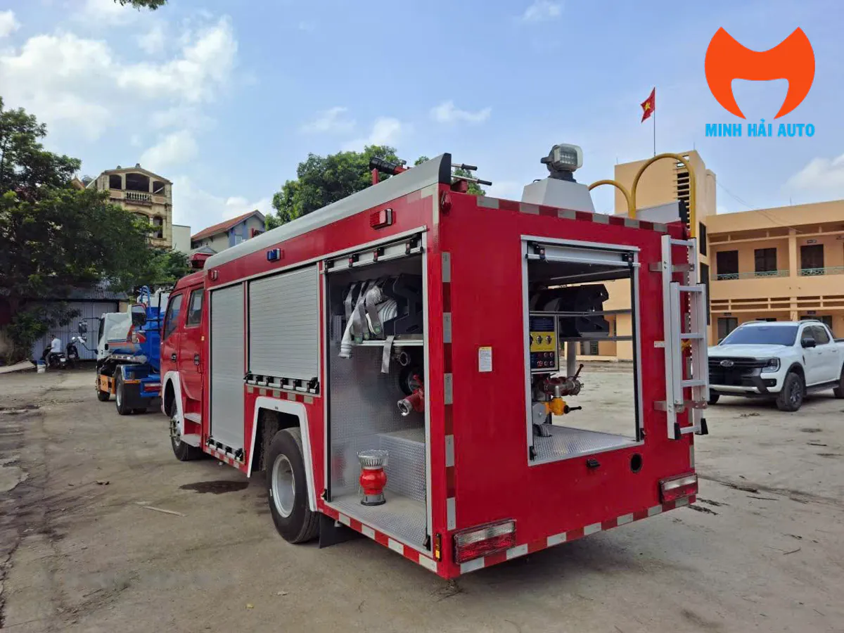 Góc sau còn lại của xe chữa cháy Dongfeng, thấy khoang bên hông, khoang bơm và thang leo