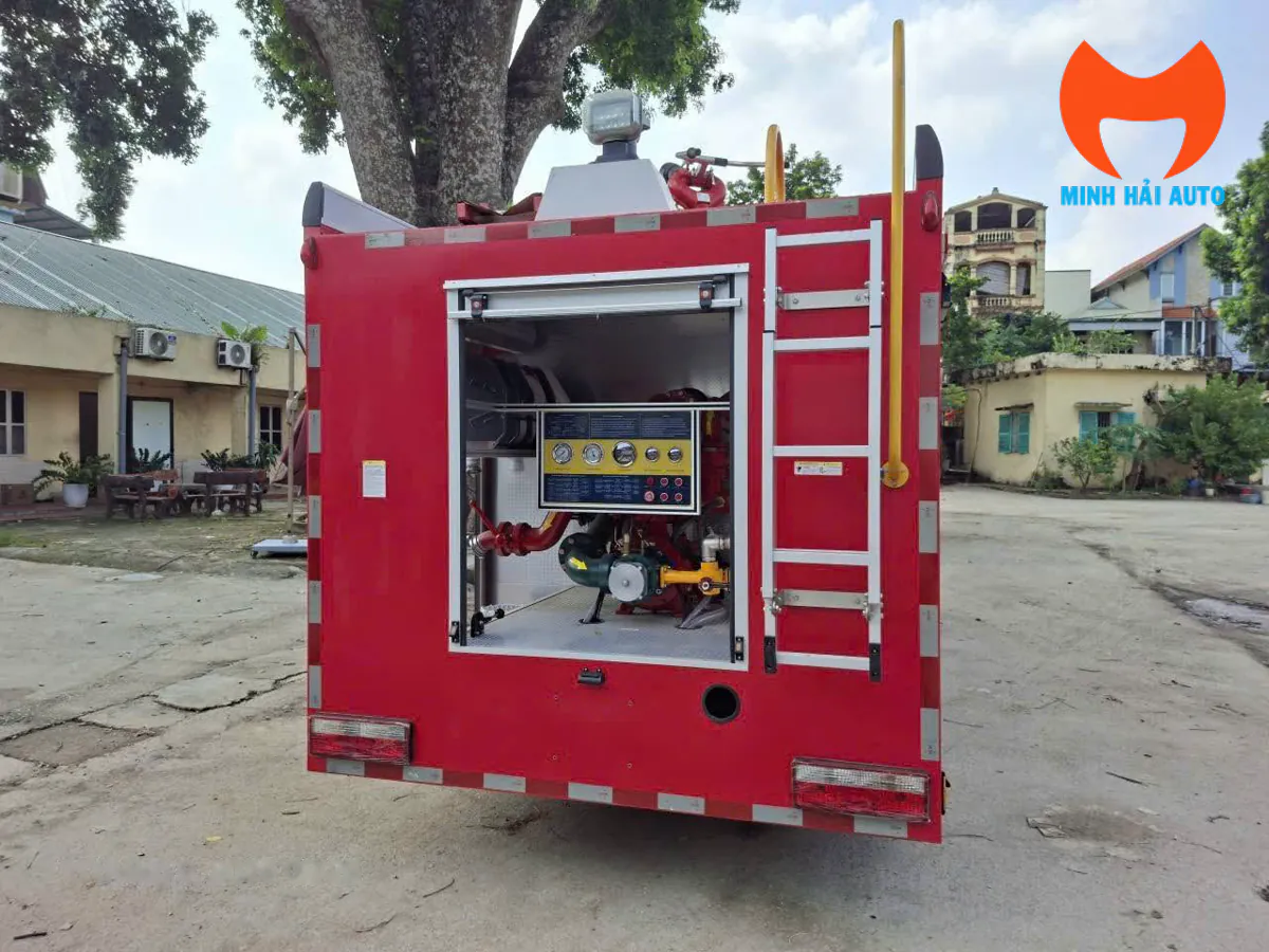 Phía sau xe chữa cháy Dongfeng với cửa khoang bơm mở, bảng điều khiển và thang leo bên phải
