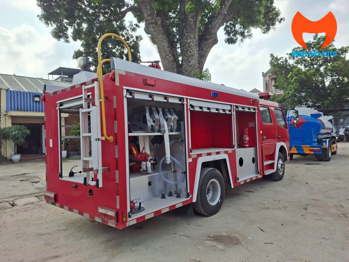 Xe chữa cháy Dongfeng nhìn từ góc sau bên hông, các cửa khoang thiết bị đang mở