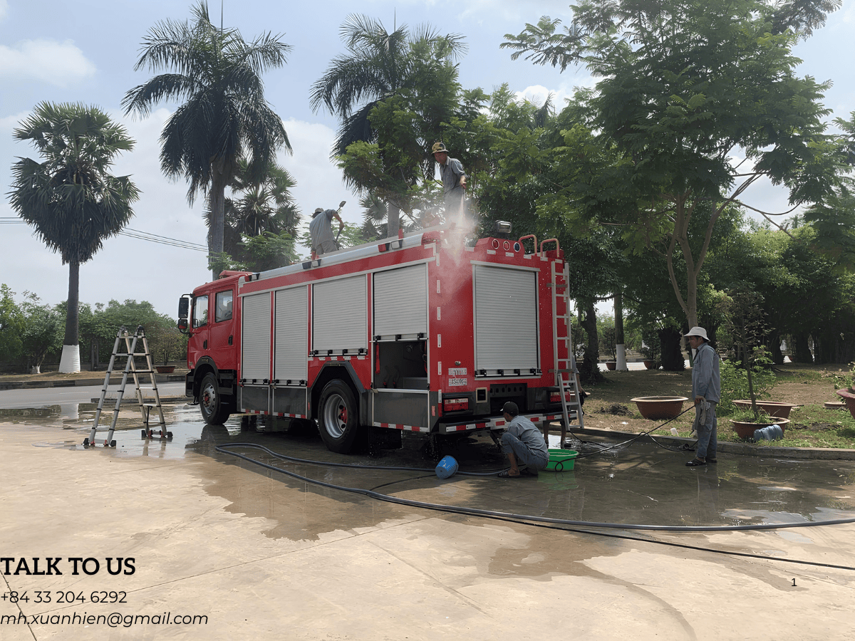 Xe cứu hỏa 7 khối đang thực hiện nhiệm vụ chữa cháy tại một khu công nghiệp.