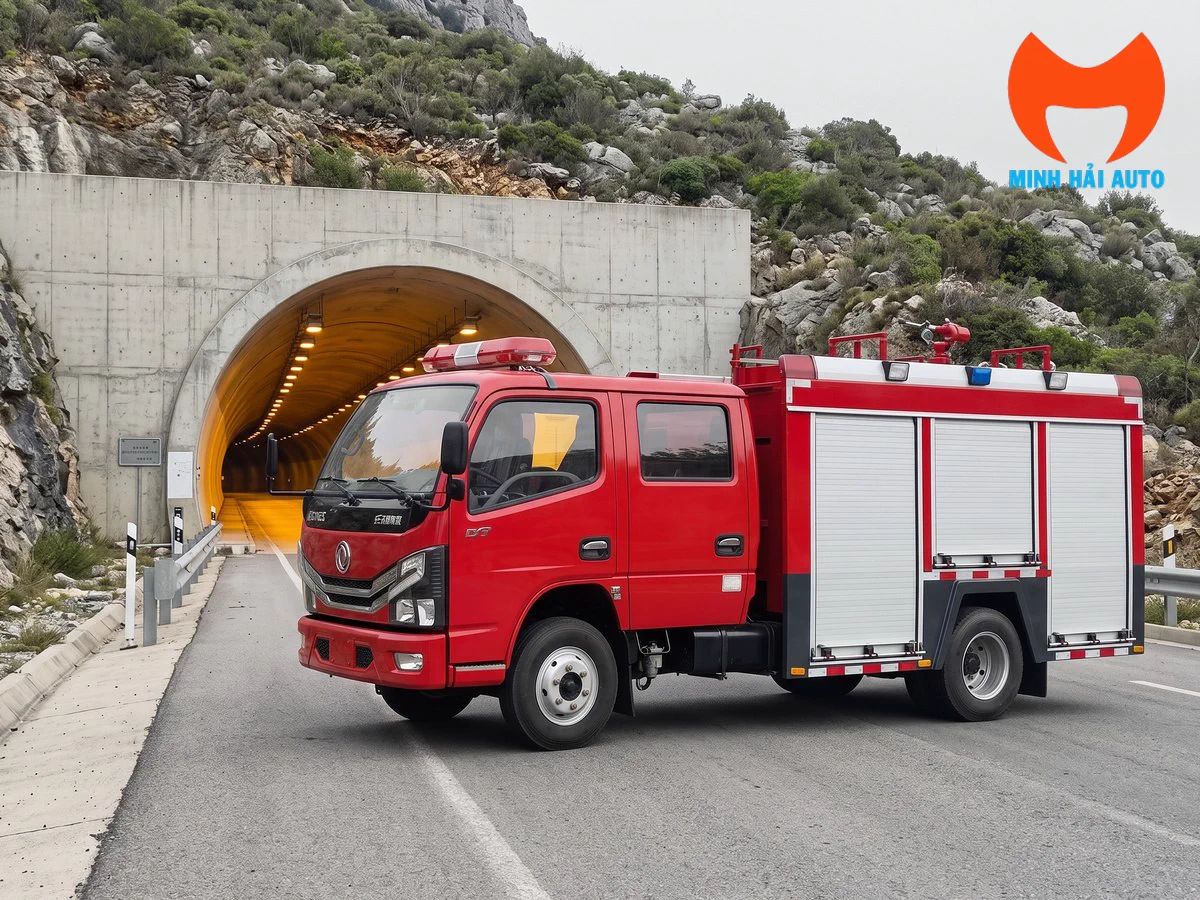 Xe cứu hỏa Dongfeng hoạt động gần cửa đường hầm
