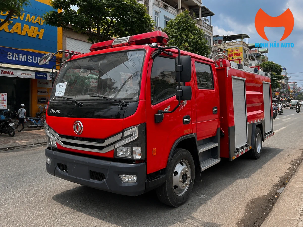 Xe cứu hỏa Dongfeng 5 khối cabin kép nhìn chéo từ phía trước