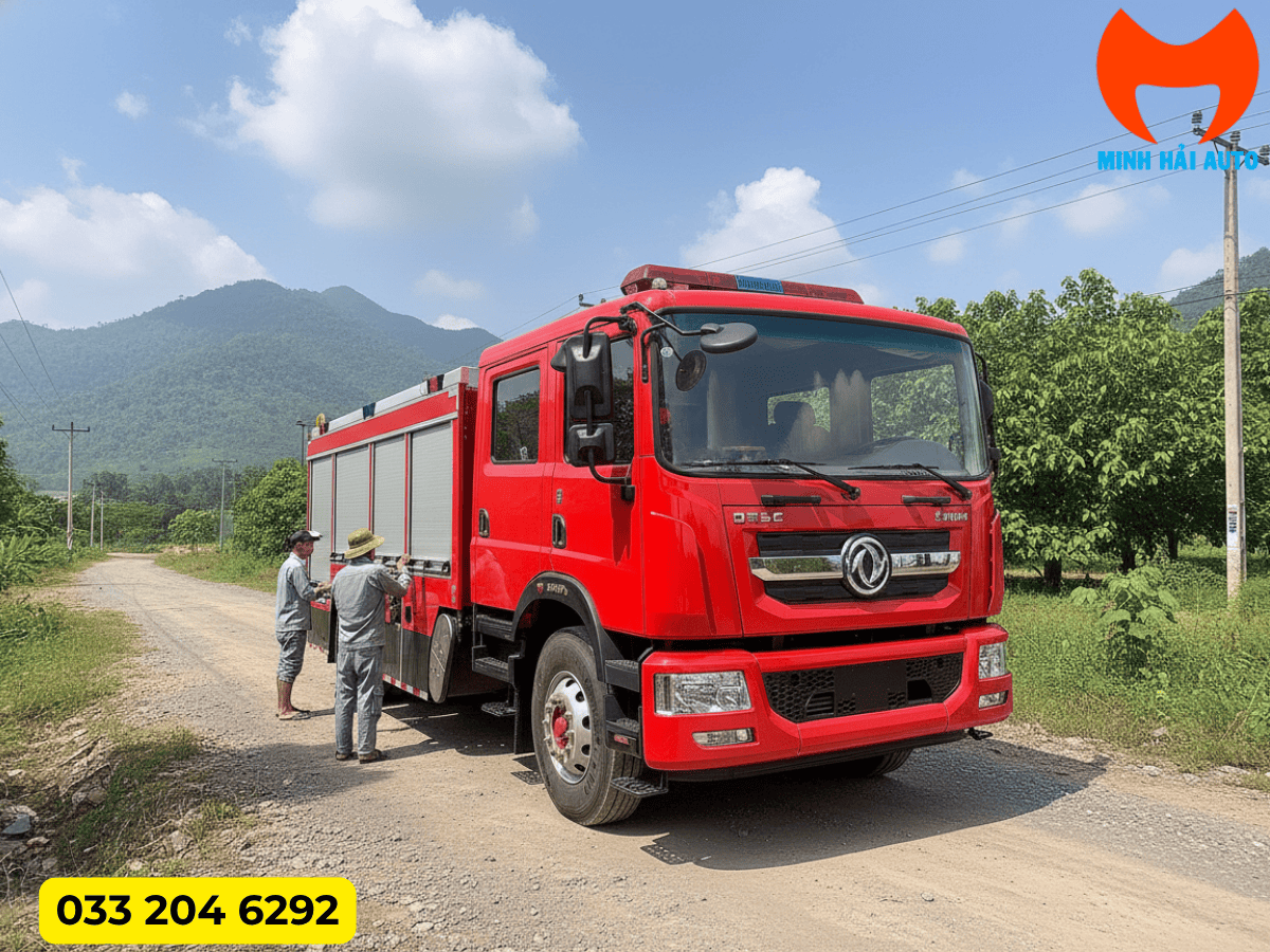 Xe cứu hỏa Dongfeng 7 khối với súng phun nước đang hoạt động