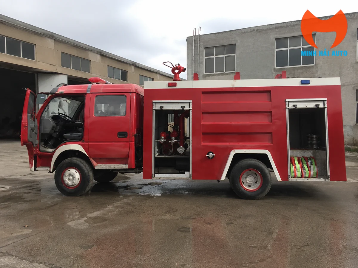 Khoang bơm và cuộn vòi trên xe chữa cháy cỡ nhỏ