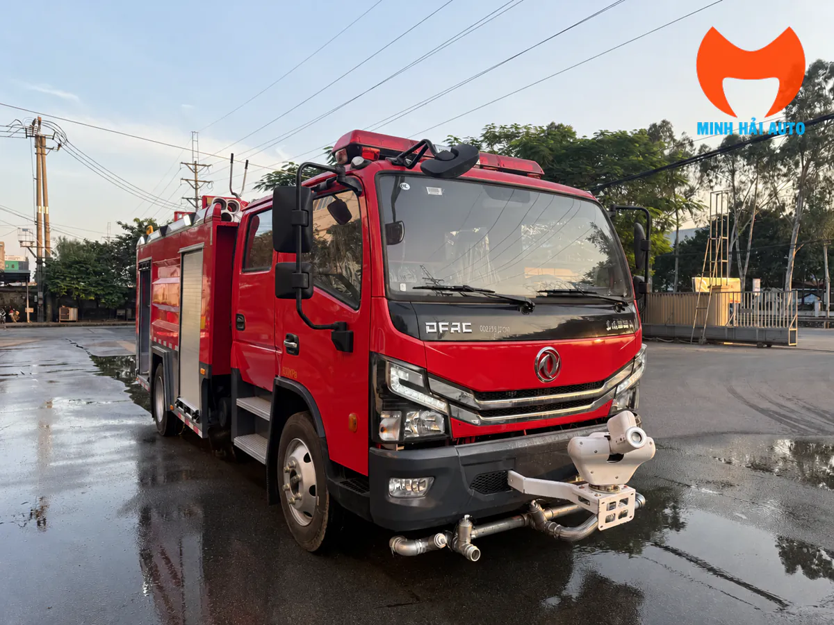 Xe cứu hỏa Dongfeng màu đỏ nhìn góc trước, có cụm thiết bị phía trước cabin