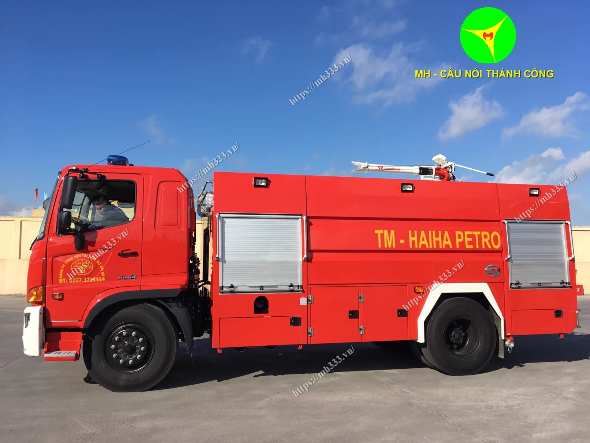 Xe cứu hỏa Hino 6 khối di chuyển trên đường nội bộ