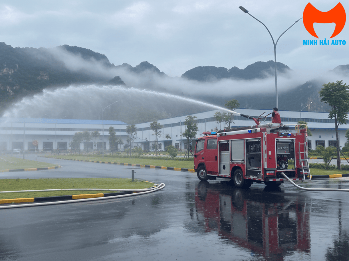 Xe cứu hỏa Hino dung tích lớn 7 khối được trang bị bơm công suất mạnh, là giải pháp PCCC tối ưu cho nhà xưởng và nhà máy.