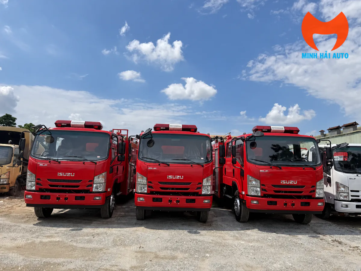 Ba xe cứu hỏa Isuzu màu đỏ đỗ cạnh nhau, nhìn chính diện cabin