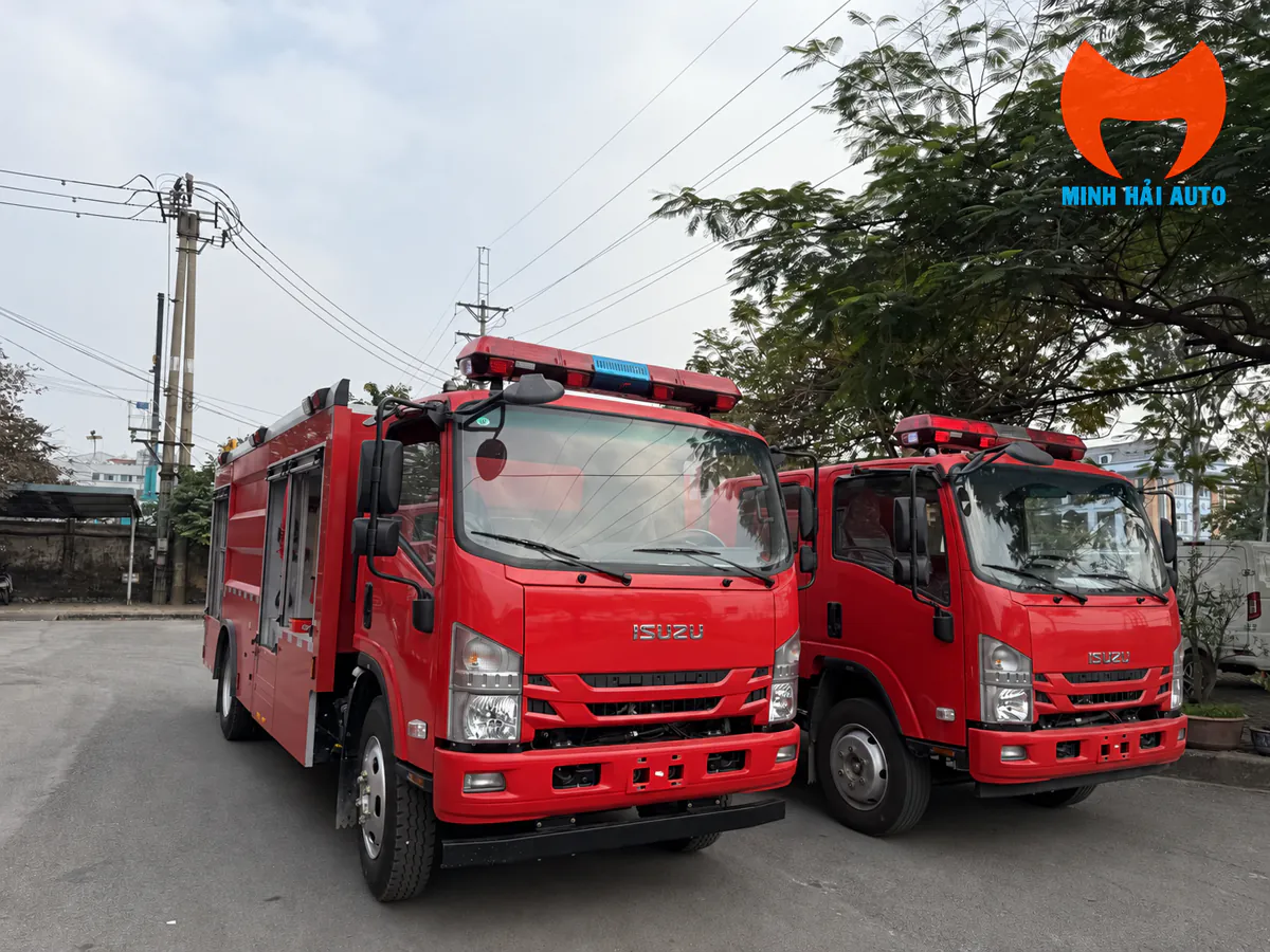 Hai xe cứu hỏa Isuzu màu đỏ nhìn từ góc trước bên hông