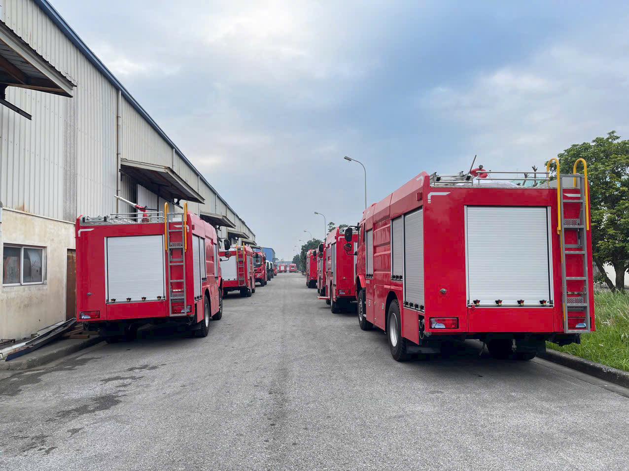 Xe cứu hỏa Isuzu dung tích 5 khối đang phun bọt chữa cháy