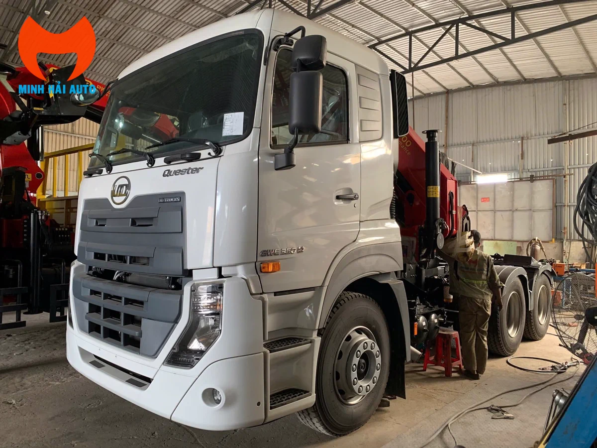 Xe đầu kéo gắn cẩu phục vụ vận chuyển và nâng hạ