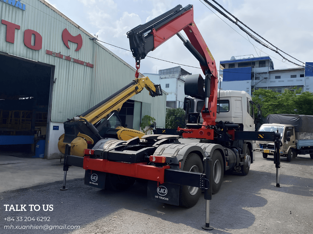Xe đầu kéo gắn cẩu