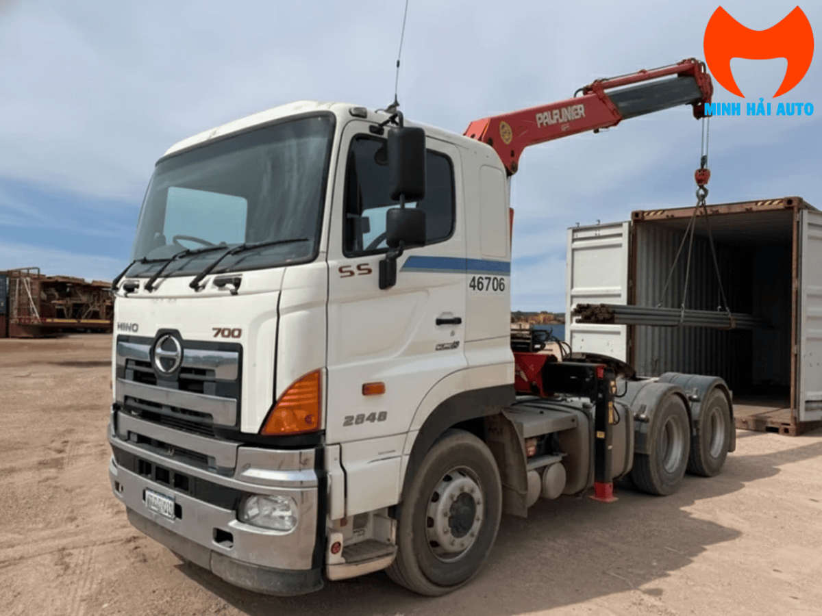 Xe đầu kéo Hino gắn cẩu gập Palfinger đang vận hành tại công trường.