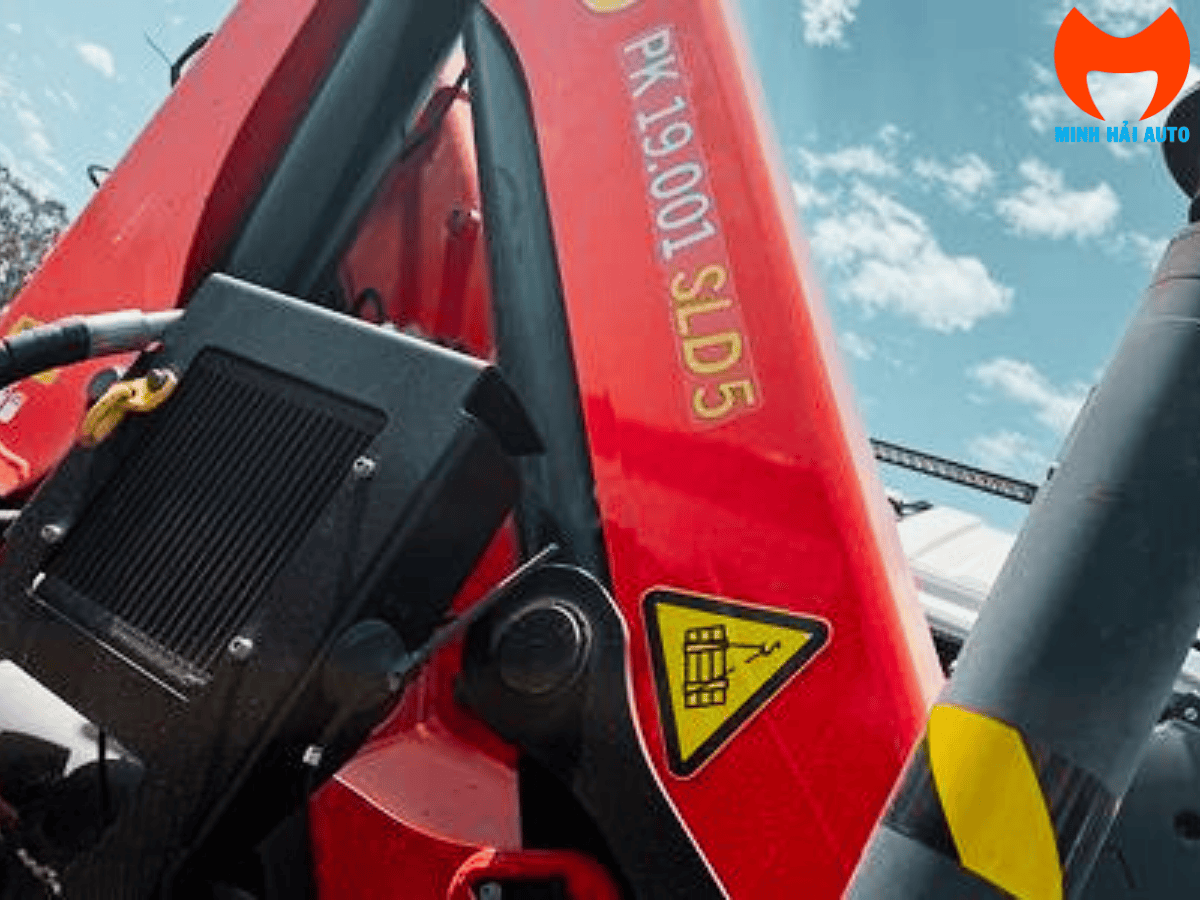 Xe đầu kéo UD gắn cẩu Palfinger đang làm việc hiệu quả tại công trường