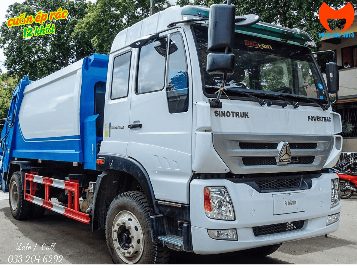 Xe ép rác 12 khối đang thao tác với thùng rác công cộng 240L.