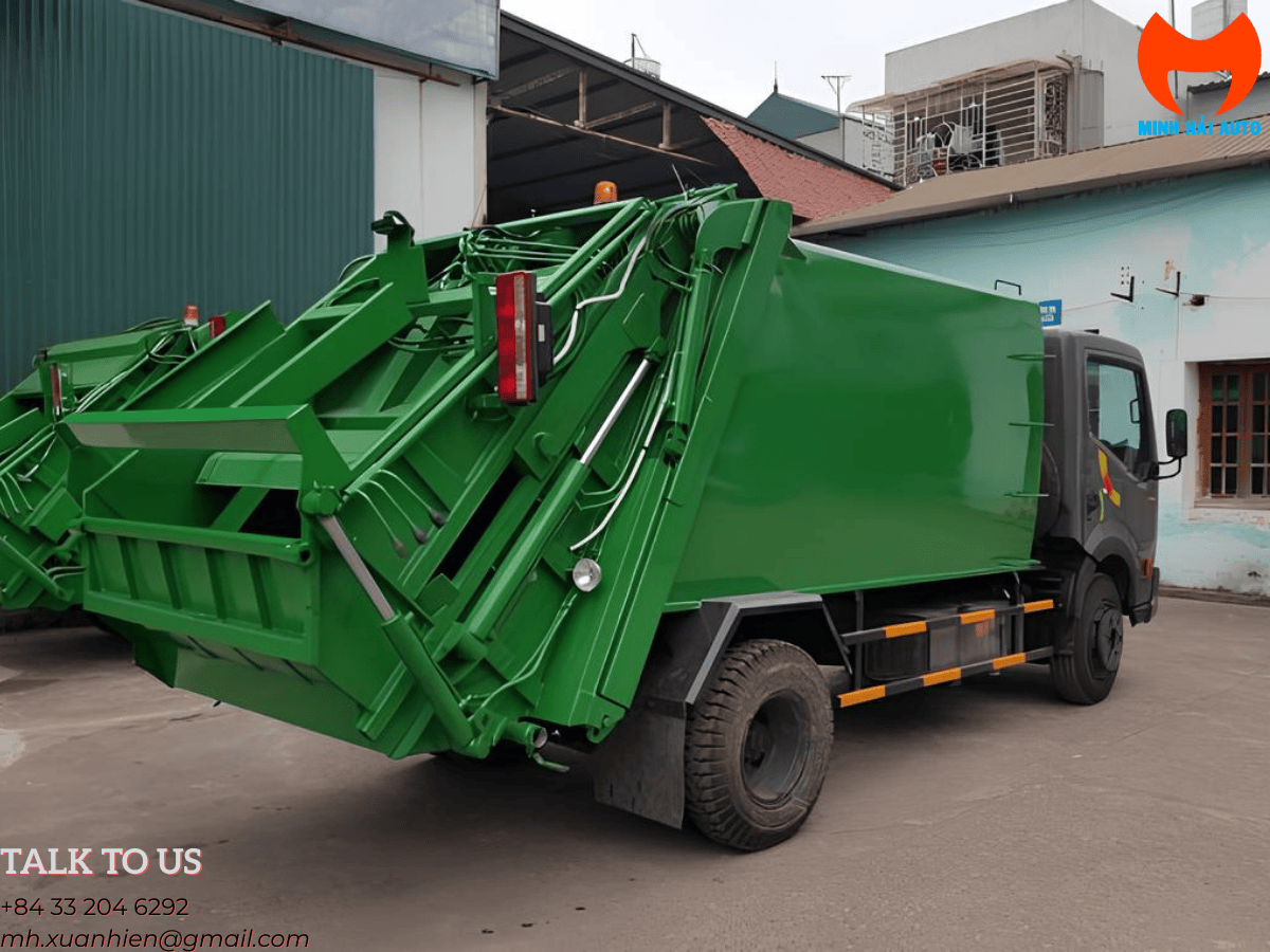 Xe ép rác 6 khối VEAM VT652 đang vận hành thu gom rác tại một khu đô thị sầm uất.