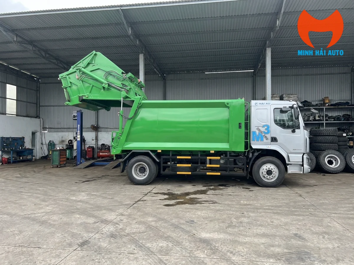 Xe ép rác Chenglong M3 14 khối nhìn ngang trong xưởng