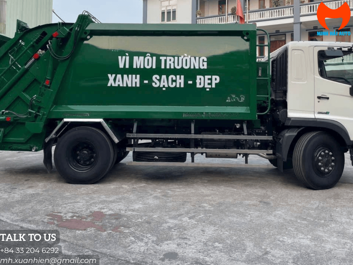 Xe ép rác Hino 14 khối đang thu gom rác tại khu đô thị.