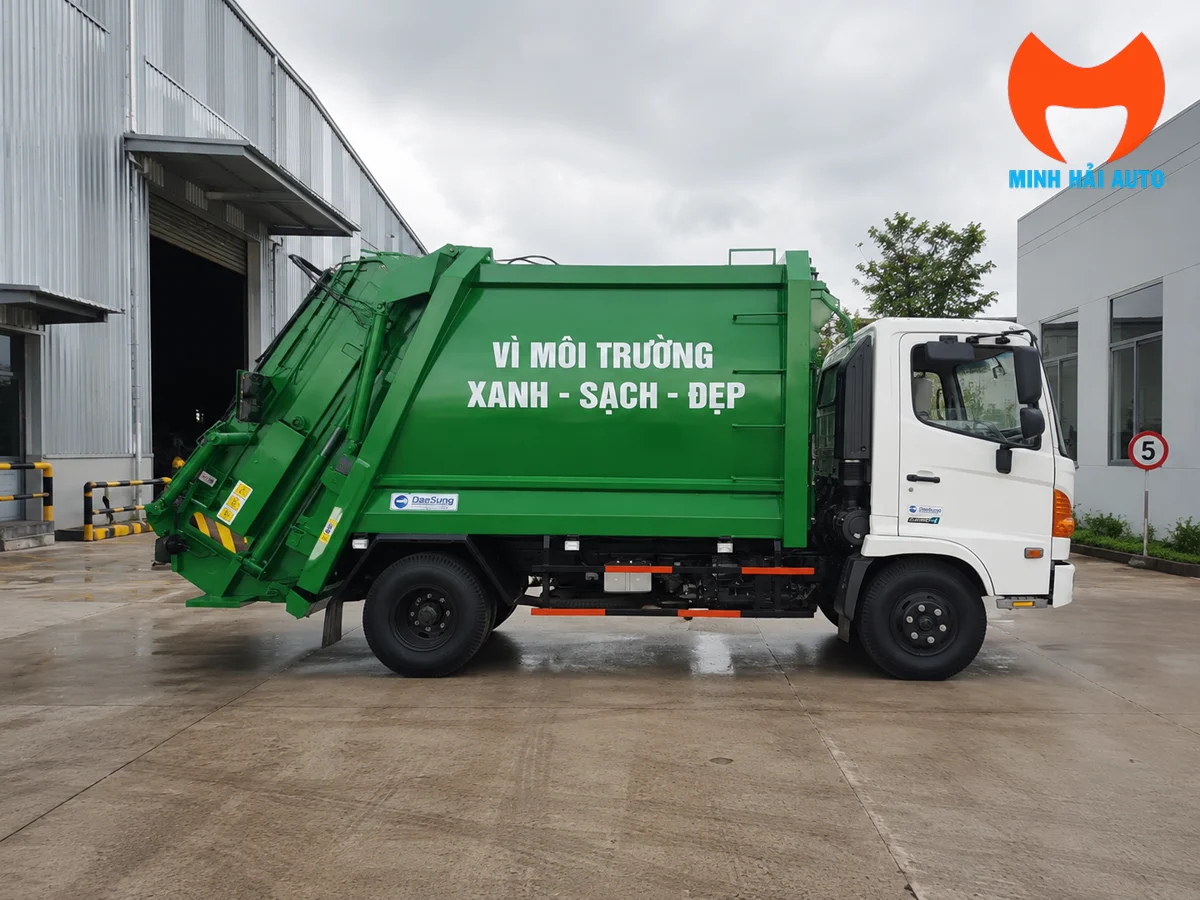 Xe ép rác Hino 9 khối gom rác trên tuyến thu gom