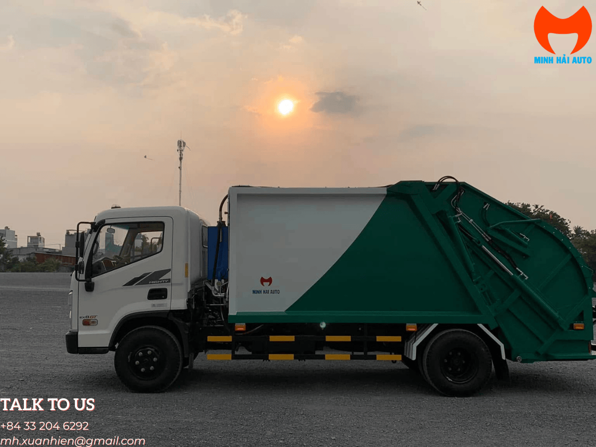 Xe ép rác Hyundai 9 khối đang thực hiện thao tác xả rác dễ dàng nhờ hệ thống xi-lanh tầng tháp mạnh mẽ.
