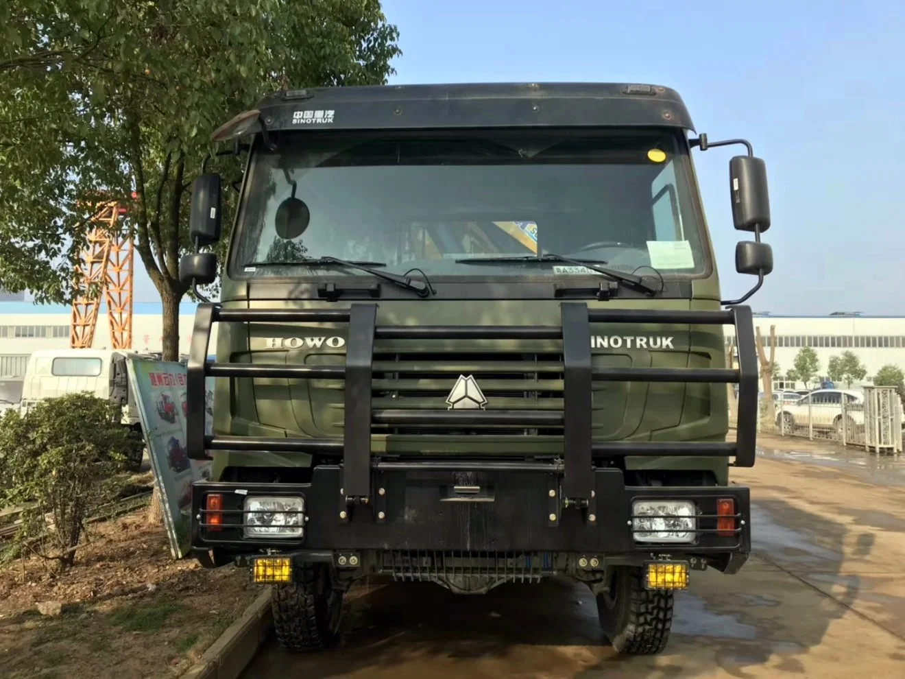 Xe Howo gắn cẩu 25 tấn đang làm việc hiệu quả tại công trường xây dựng.