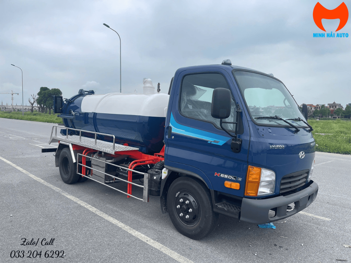Xe hút bể phốt Hyundai N650 3 khối đang thực hiện nhiệm vụ tại một khu công nghiệp.