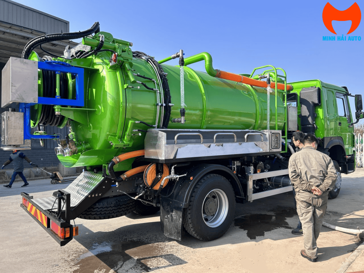 Xe hút chất thải 10 khối Howo màu trắng với bồn chứa chuyên dụng, góc nhìn 3-4