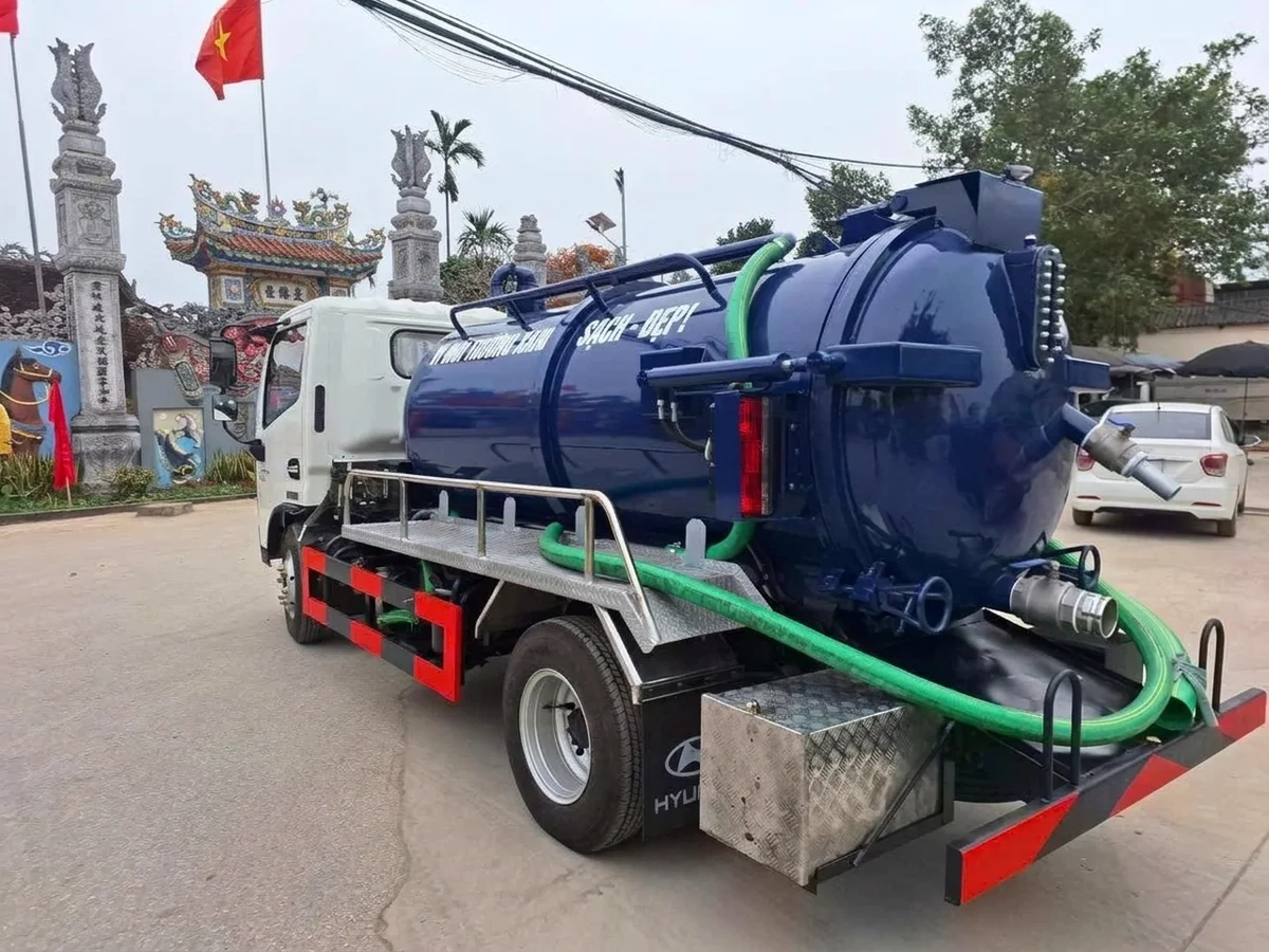 Cửa hậu mở bung và cơ cấu xả cặn ben nâng thủy lực trên xe hút chất thải
