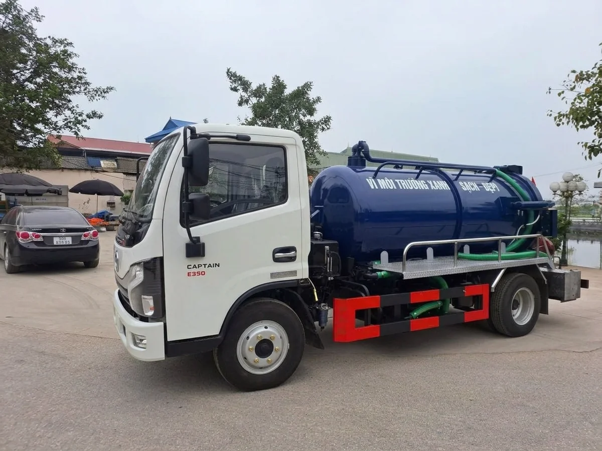 Toàn cảnh hệ thống bồn chứa và đường ống hút gắn bên hông xe hút chất thải Dongfeng