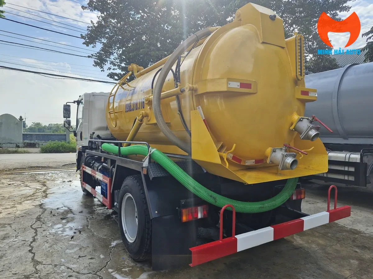 Bồn màu vàng, cụm van phía sau và ống hút trên xe HOWO