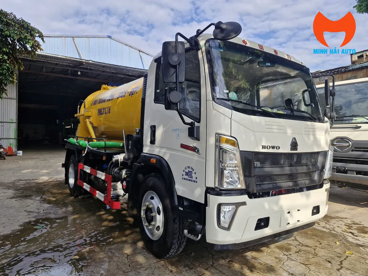 Cabin HOWO trắng, bồn vàng và ống hút đặt dọc thân xe