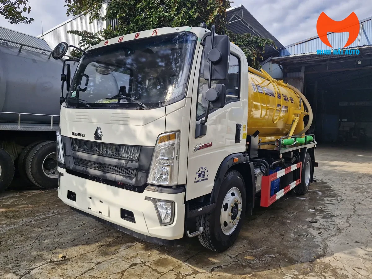 Xe hút chất thải HOWO cabin trắng, bồn vàng nhìn từ góc trước