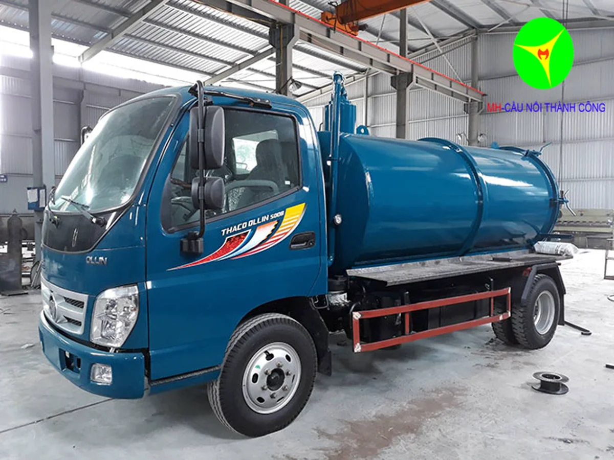 Xe hút chất thải Thaco Ollin 500B cabin và bồn màu xanh nhìn từ góc trước