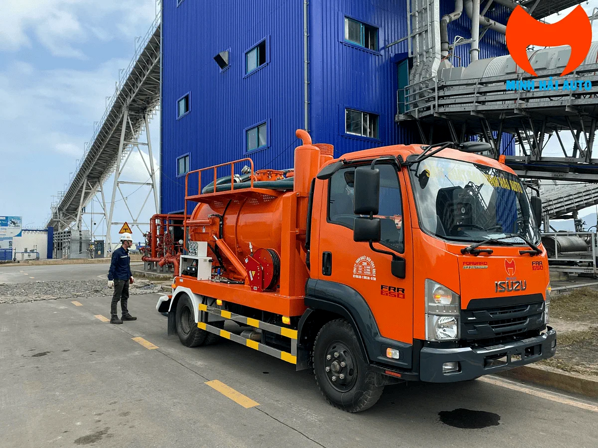 Xe hút tro bay 4 khối Isuzu FRR90HE5 làm việc tại nhà máy nhiệt điện