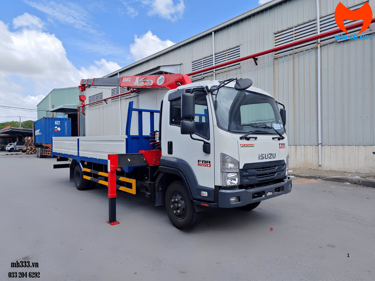 Xe Isuzu FRR90NE5 gắn cẩu tự hành 3 tấn Unic UR-V370 đang vận hành tại công trường.