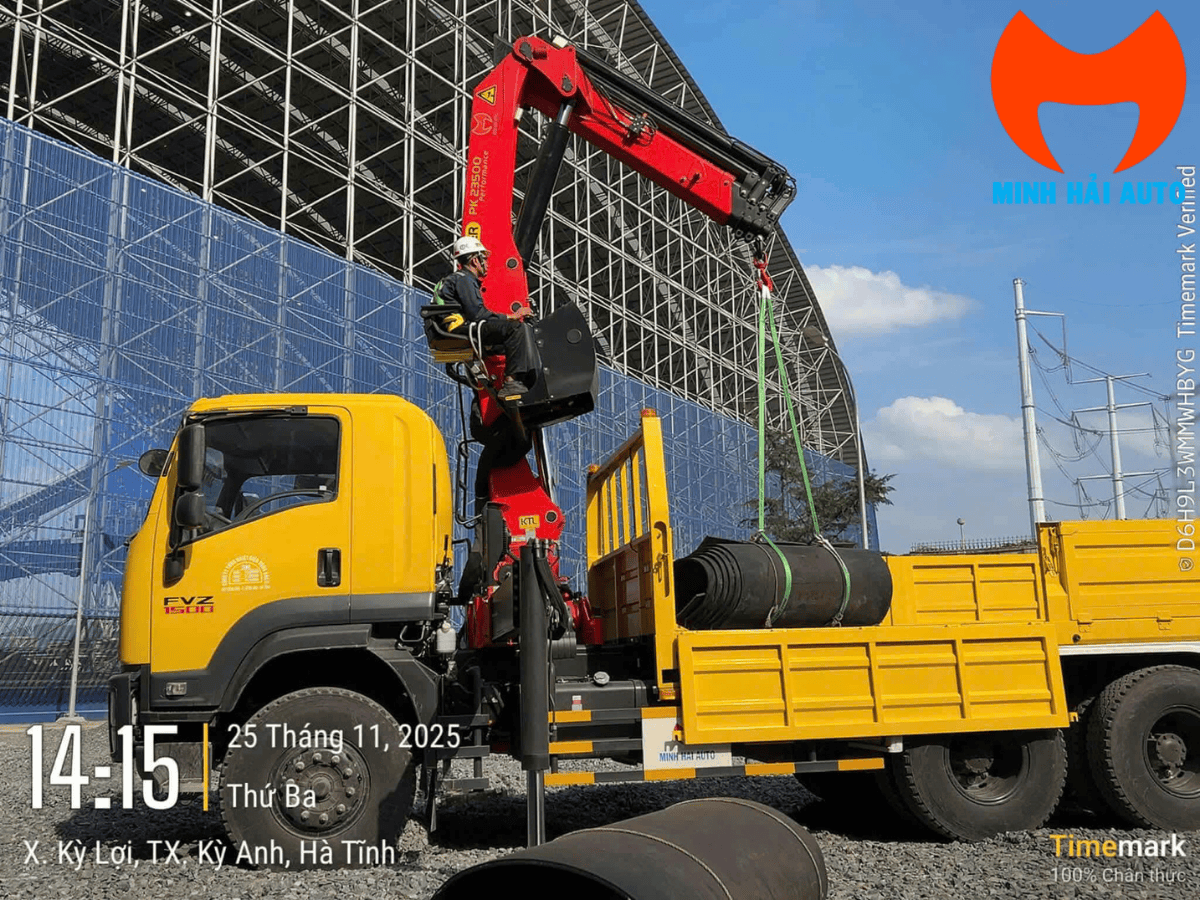 Xe Isuzu gắn cẩu robot Palfinger 10 tấn PK23500 chính hãng tại Minh Hải Auto.