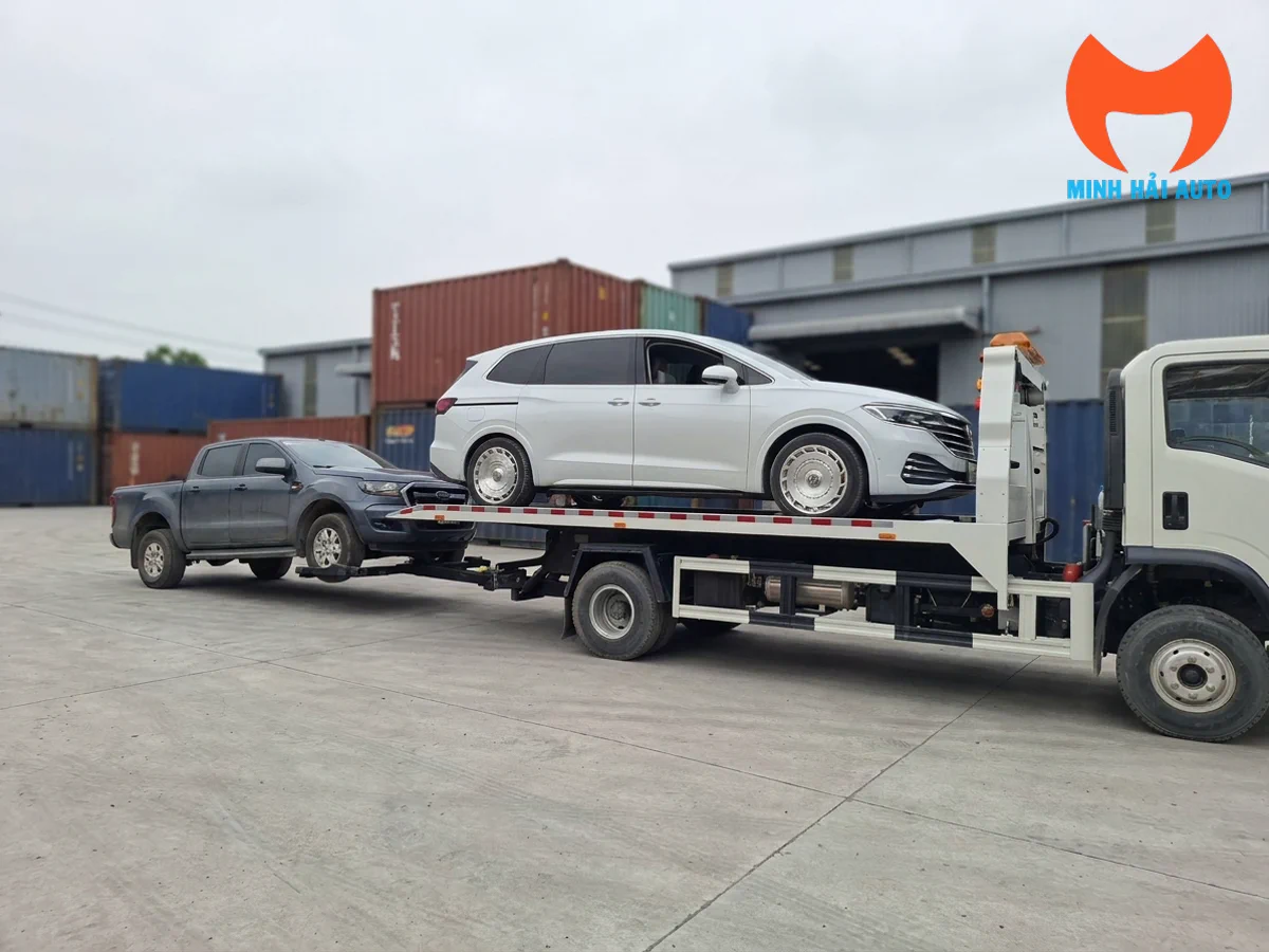 Xe kéo chở xe Dongfeng D7 3.5 tấn Xe kéo chở xe Dongfeng D7 3.5 tấn đang vận chuyển xe con