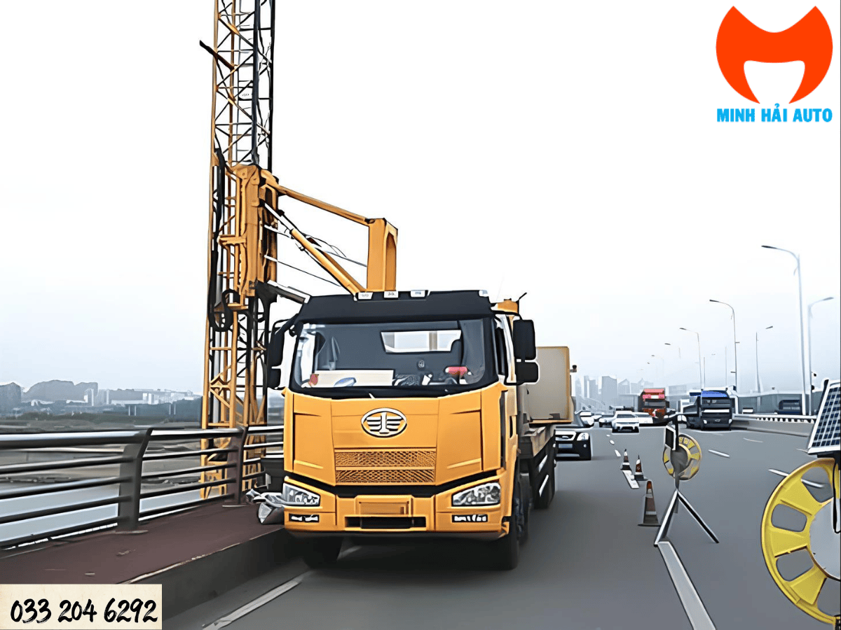 Xe kiểm tra gầm cầu HZZ5311JQJ22 đang hoạt động dưới một cây cầu lớn.