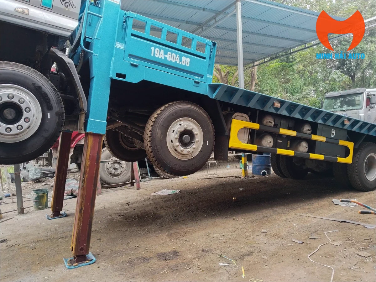 Tổng thể xe nâng đầu Chenglong H5 3 chân chở máy công trình