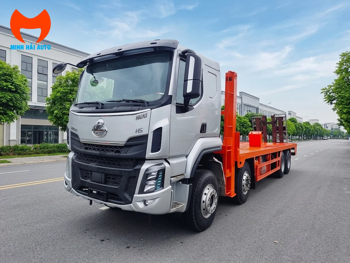 Xe nâng đầu Chenglong H5 chở đầu xe MAN trên sàn