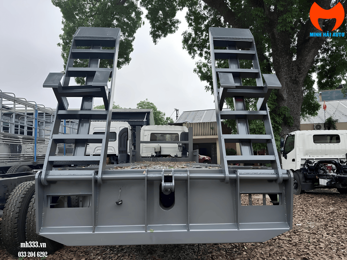 Xe nâng đầu Dongfeng 3 chân đang được hạ cầu dẫn chuẩn bị cho máy công trình đi lên.