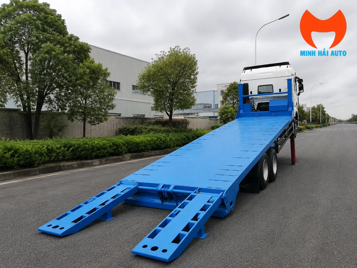 Dốc thủy lực của xe nâng đầu Howo chở máy công trình